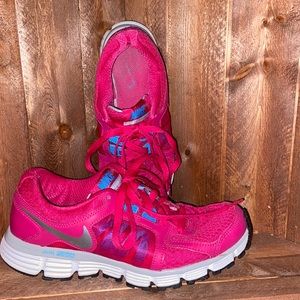 USED WOMANS SIZE 8 NIKE SNEAKERS